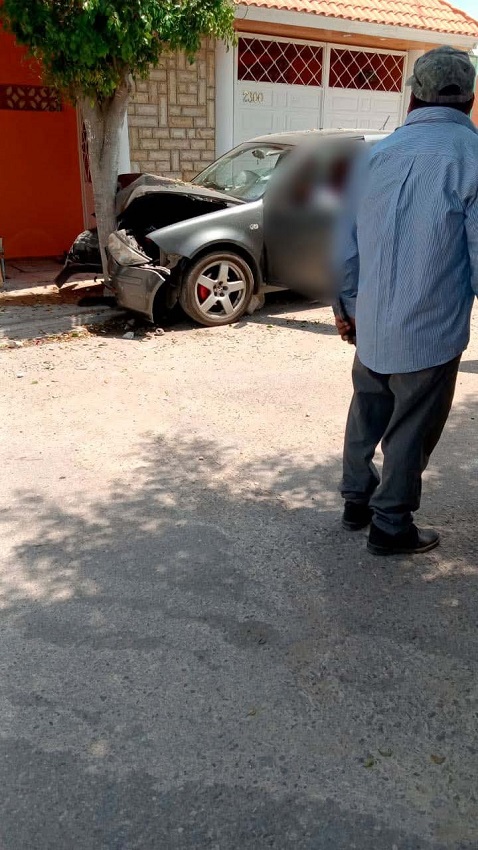 Camioneta estrellada contra un árbol con un hombre asesinado en su interior.