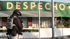 Policía armado resguarda la zona del Bar Sala de Despecho tras una balacera que dejó tres muertos.