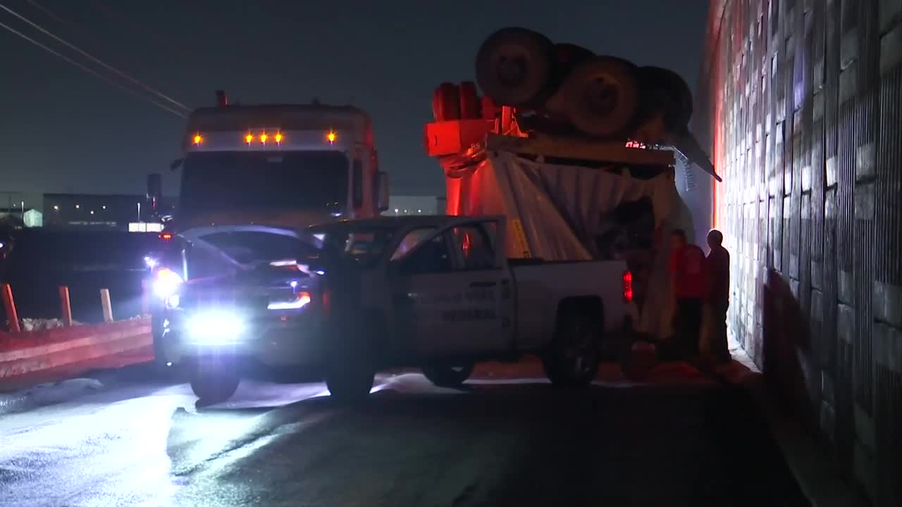 La caja de un tráiler se desprendió y cayó desde un paso elevado del Libramiento Noroeste, en su cruce con Camino a Las Pedreras, en General Escobedo.