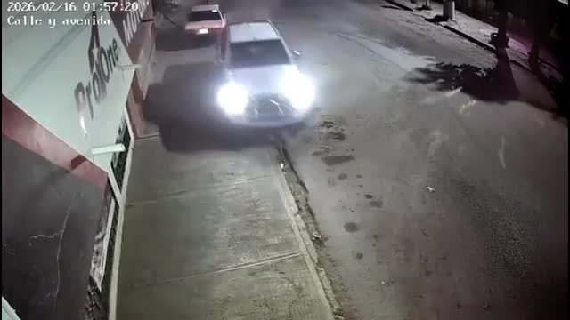 El propietario del vehículo dañado señaló que, según testigos y el análisis de las imágenes, se presume que una mujer conducía la camioneta.