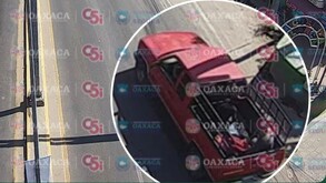 Camioneta roja perseguida por policía de Oaxaca por llevar a una mujer secuestrada.