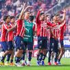 Diego Campillo fue el encargado de liderar la defensa de Chivas en el Clásico Nacional ante la ausencia de Luis Romo.