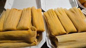 Tamales servidos en un plato de unicel blanco.