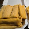 Tamales servidos en un plato de unicel blanco.