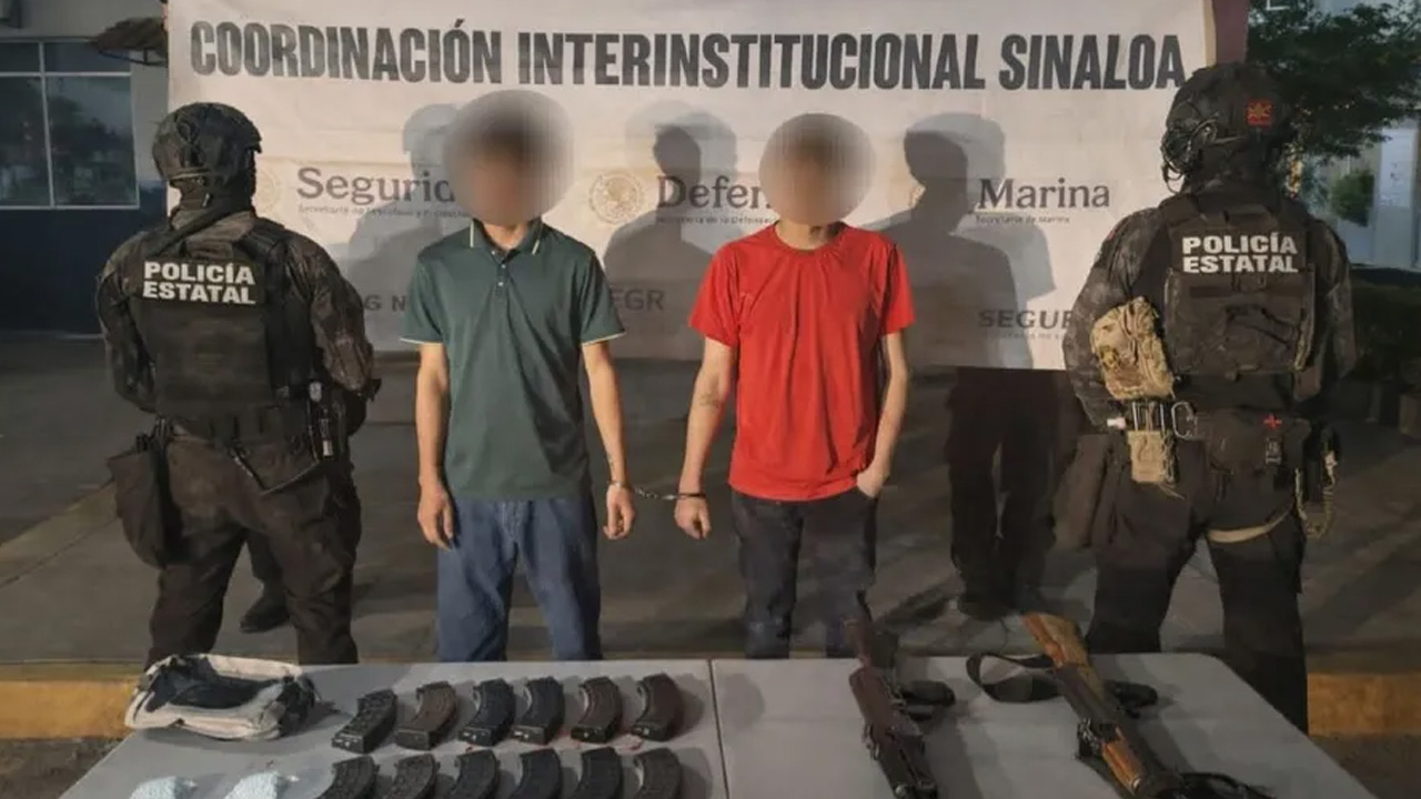 Un operativo en Culiacán dejó dos detenidos, uno menor de edad, y el aseguramiento de armas largas, cargadores y 2 mil pastillas de presunto fentanilo.