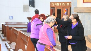 Fieles en imposición de ceniza por Cuaresma en Catedral de Monterrey