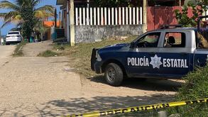 Patrulla de la policía de Veracruz llega a escena del crimen por hallazgo de restos humanos.