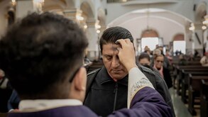 Fieles católicos en misa el Miércoles de Ceniza