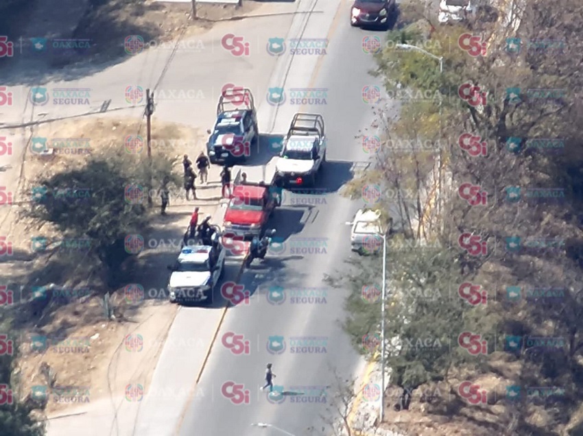 Policía de Oaxaca embosca a una camioneta roja por reporte de mujer secuestrada.