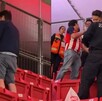 El hombre fue captado en una esquina de la grada del Estadio Akron mientras intentaba ocultar su acción.