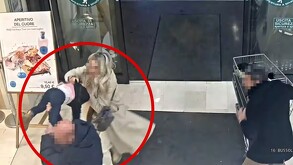 Hombre jalando a una niña por la pierna mientras su madre la sostiene por el abrigo para impedir que se la lleven adentro de un supermercado