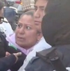 Mujer se aferra a su hijo para evitar que fuera detenido en Tehuacán, Puebla.