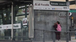 Persona toca en una estación de RUTA en Puebla pese a que está cerrada.