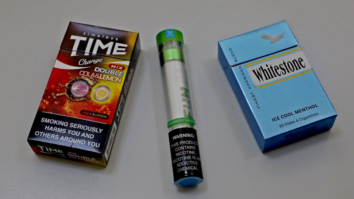 cajetillas de cigarros piratas y un vapeador en una mesa