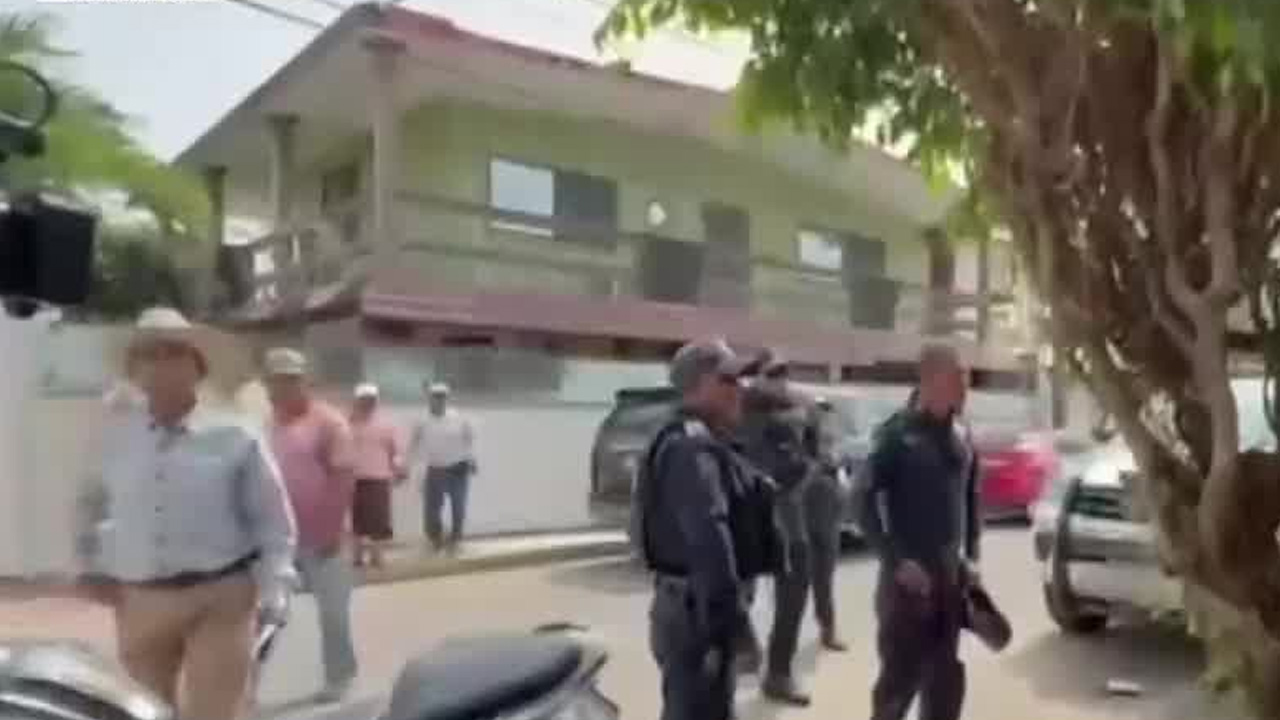 Habitantes de Hidalgotitlán retuvieron al comandante Rigoberto Jiménez y lo llevaron ante la Fiscalía General del Estado en Minatitlán.