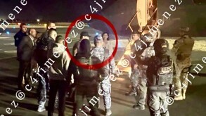 Ángela Aguilar y Christian Nodal siendo escoltados tras agresión en el rancho El Soyate.