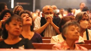 Se observan a varias personas con ceniza en la frente y hay un adulto mayor hincado.
