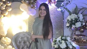 Joven mujer posando e la cámara con vestido en color verde