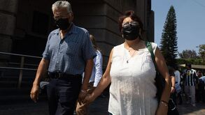 Personas con cubrebocas por sarampión en México