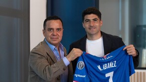 Nicolás Ibáñez en su presentación oficial con el equipo de Cruz Azul.
