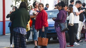 Mexicanos haciendo protocolo de sismos.