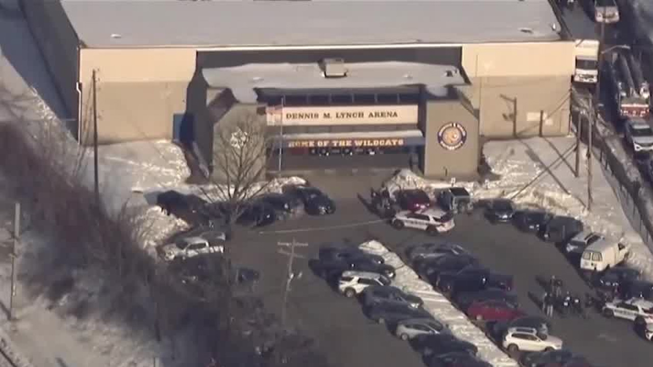 Tres personas, incluido el agresor, murieron tras un tiroteo durante un partido de hockey juvenil en Rhode Island.