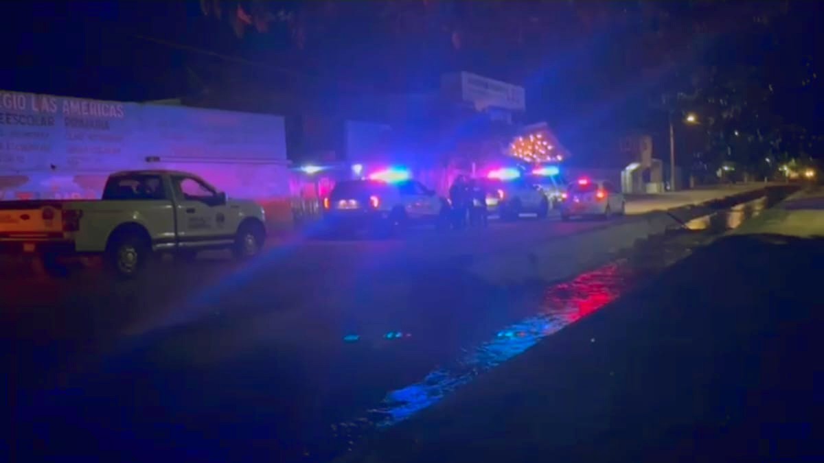 Camionetas y patrullas de la Policía Municipal de Lázaro Cárdenas y la Fiscalía del Estado de Michoacán al exterior de un establecimiento