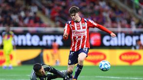 Armando 'Hormiga' González frente a Luis Ángel Malagón.