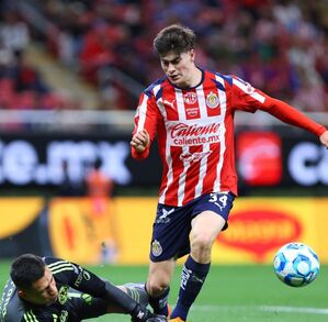 Armando 'Hormiga' González frente a Luis Ángel Malagón.