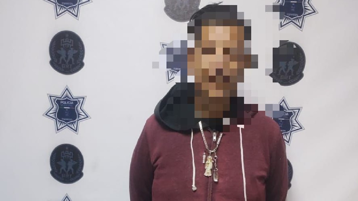 HOMBRE CON CARA CENSURADA Y SUETER COLOR GUINDA