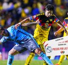 Jugadores de Puebla y América en un partido de Liga MX.