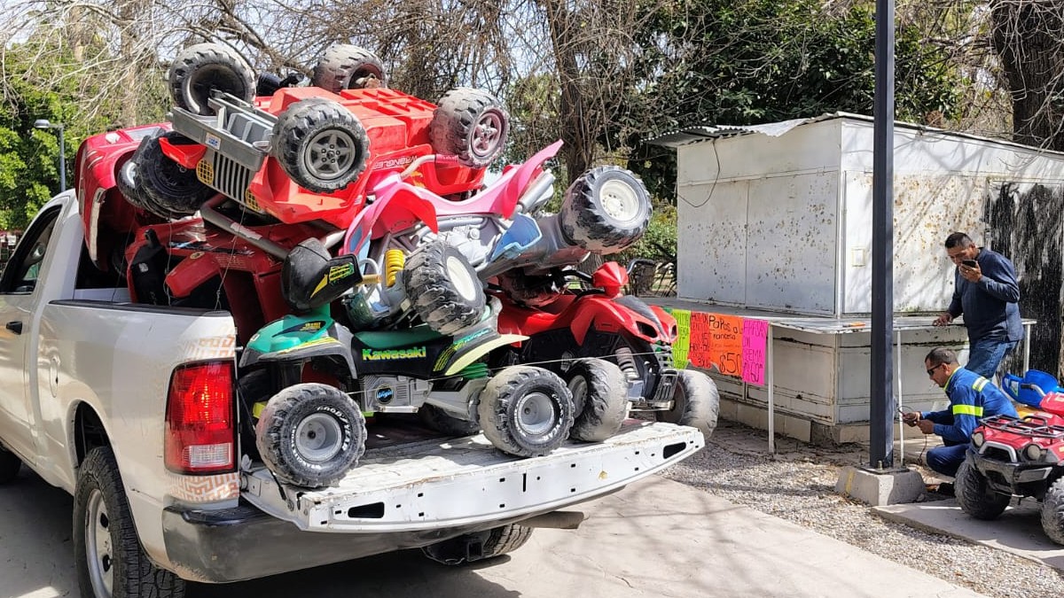 Camioneta con carros eléctricos en la caja.