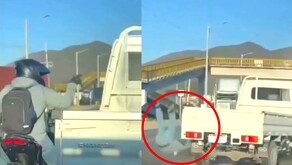 A la izquierda: motociclista apuntando al conductor de una camioneta. A la derecha: motociclista girando sobre el asfalto y camioneta virando a la derecha