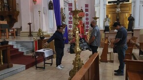 Fieles católicos acuden desde temprana hora a la Catedral Metropolitana de Guadalajara para recibir la ceniza durante el inicio de la Cuaresma.
