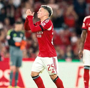 Gianluca Prestianni jugando para el Benfica.