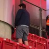 El hombre fue captado en una esquina de la grada del Estadio Akron mientras intentaba ocultar su acción.
