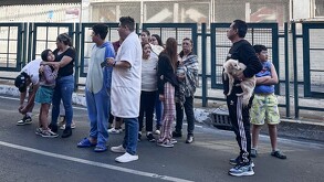 Mexicanos bajan a las calles durante un temblor.