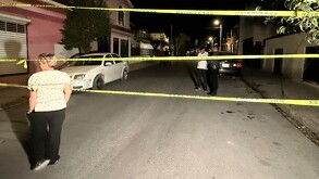 Se observa una cinta amarilla de precaución y personas en la vía pública.