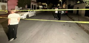 Se observa una cinta amarilla de precaución y personas en la vía pública.