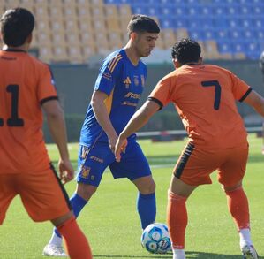 Juan Brunetta disputando el partido amistoso contra Santiago DC.