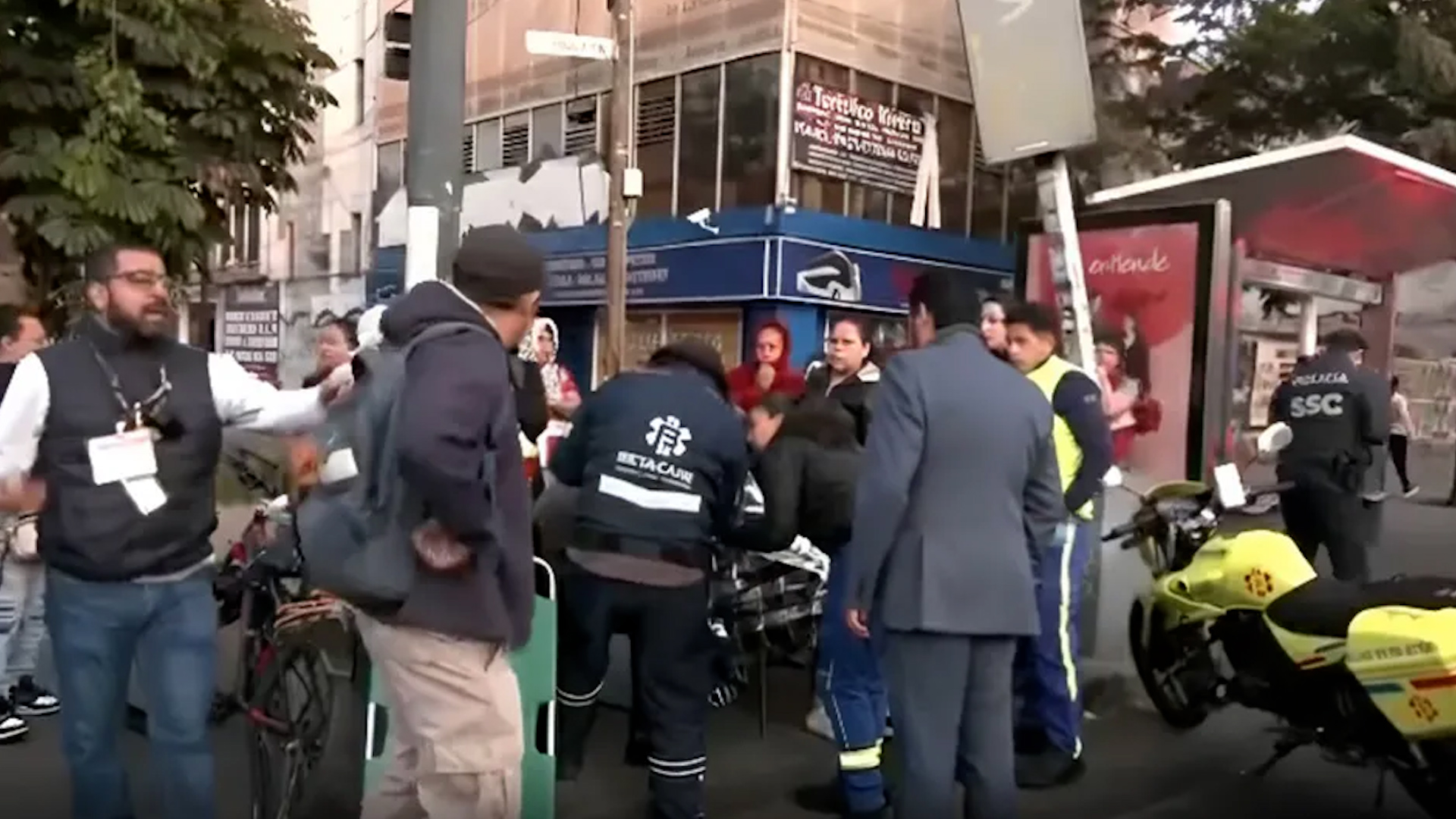 La mujer arrolló a dos hombres, uno de ellos tiene muerte cerebral con esperanza de vida de tres por ciento.