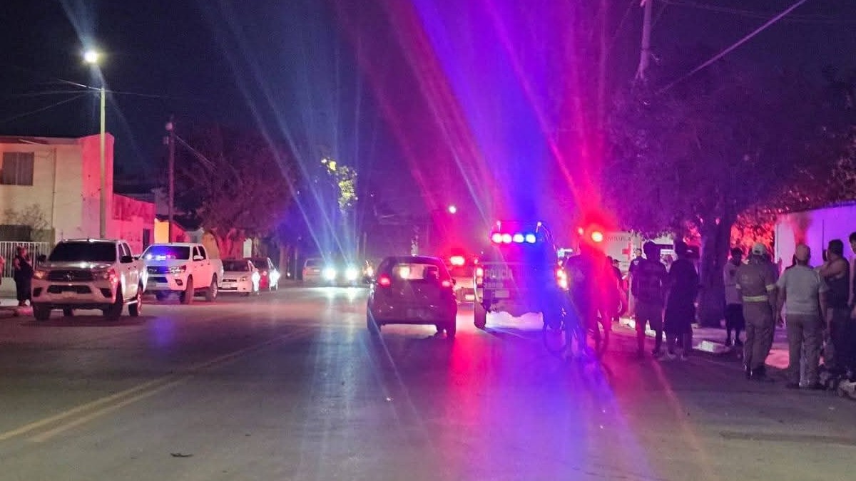 Foto del lugar de los hechos de noche con patrullas iluminando la calle.