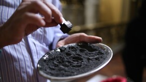 Cientos de fieles católicos se preparan para recibir la tradicional imposición de la ceniza en la Catedral de Querétaro.