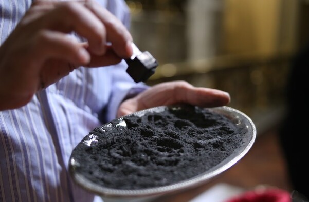 Cientos de fieles católicos se preparan para recibir la tradicional imposición de la ceniza en la Catedral de Querétaro.