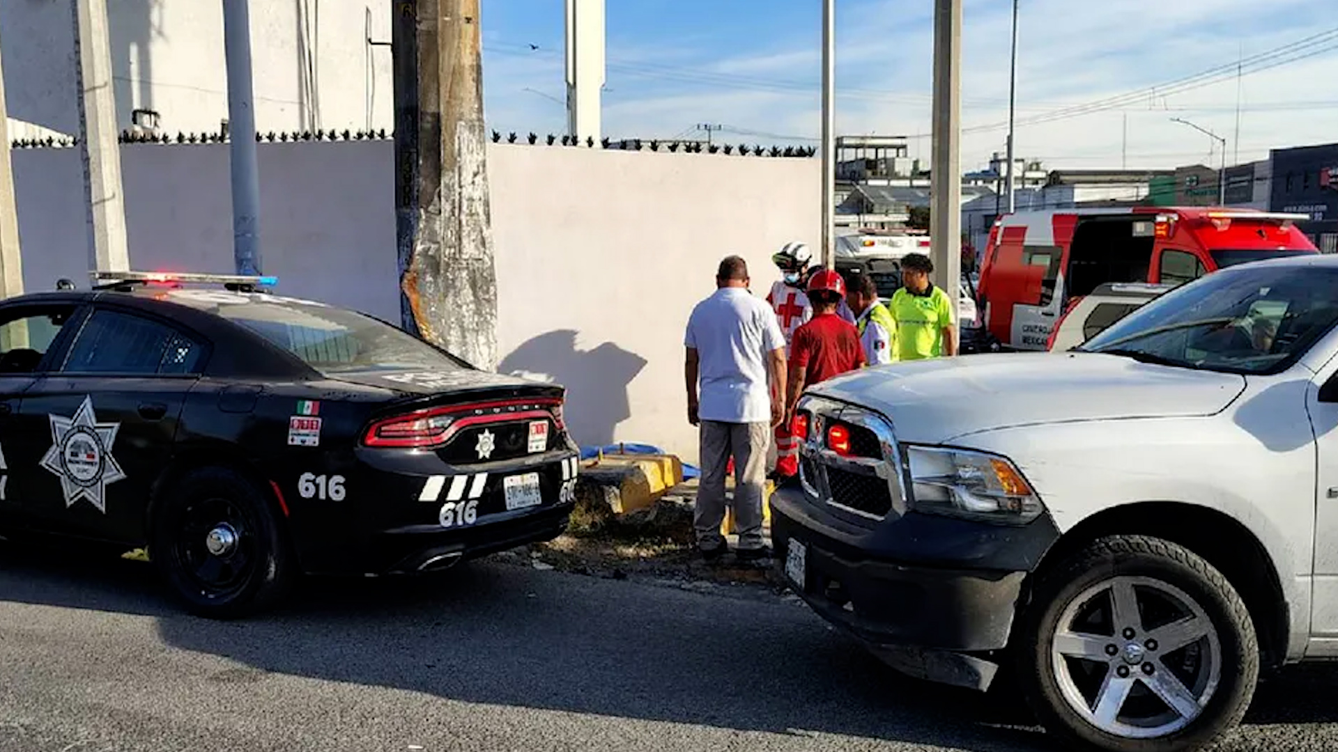 Cuando caminaba hacia una consulta médica, un adulto mayor falleció en la vía pública, ante la presencia de uno de sus hijos que lo acompañaba en Monterrey.