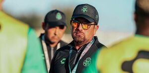 Omar Tapia dirigiendo al Santos Laguna