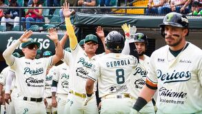 jugadores del equipo de beisbol pericos de puebla celebrando