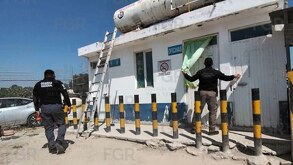 Policías realizan un operativo en un predio del 'Triángulo Rojo' de Puebla.