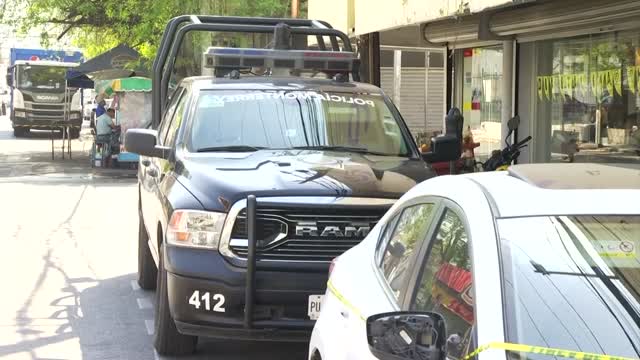 Una pareja fue detenida en el centro de Monterrey tras ser sorprendida en un vehículo con reporte de robo.