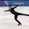 Patinador artísticos mexicano Donovan Carrillo sonriendo mientras levanta el puño al estar tumbado sobre una pista de hielo durante Juegos Olímpicos